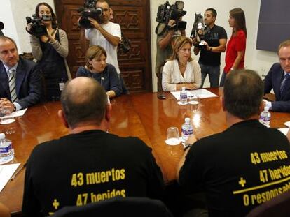 La Asociaci&oacute;n de V&iacute;ctimas 3 de Julio reunida con Alberto Fabra en octubre de 2011. 