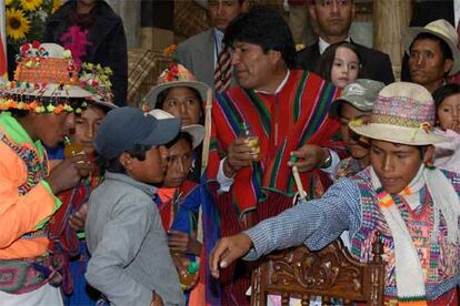 Evo Morales, rodeado de niños, tras aprobar el decreto para un bono anual de 20 euros para los escolares.