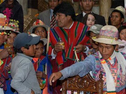 Evo Morales, rodeado de niños, tras aprobar el decreto para un bono anual de 20 euros para los escolares.