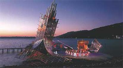 Una escena del musical <i>West side story</i>, en un escenario sobre el lago de Constanza.