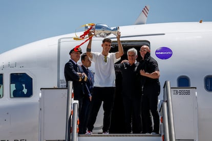 Álvaro Morata, capitán de la Selección, alza la Eurocopa, junto al presidente de la Federación de Fútbol, Pedro Rocha, y el seleccionador, Luis de la Fuente, nada más salir del avión que les ha trasladado desde Berlín.