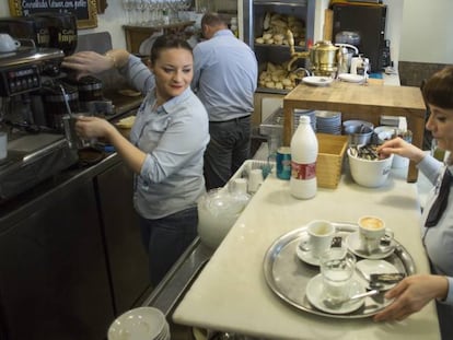 Varios camareros, en una cafetería de Sevilla.