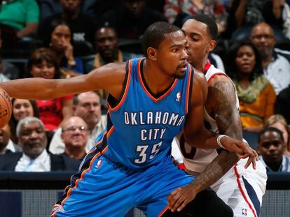 Durant, con el bal&oacute;n, defendido por Westbrook