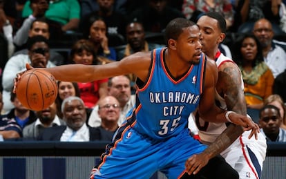 Durant, con el bal&oacute;n, defendido por Westbrook