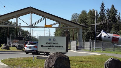 Entrada a la base militar Elmendorf - Richardson en Anchorage, Alaska, el 13 de agosto 2025.