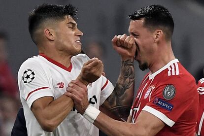 Joaquín Correa (i) del Sevilla discute con Sandro Wagner (d) de Bayern.