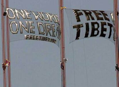 Tres manifestantes escalan el puente Golden Gate (San Francisco, EE UU) y cuelgan dos pancartas por un Tíbet libre y banderas tibetanas.