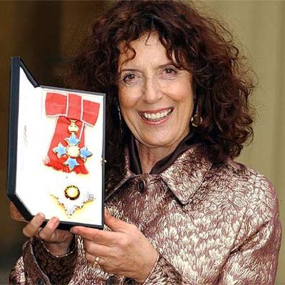 Anita Roddick, con el título de Dama del Imperio Británico, recibido en 2003.