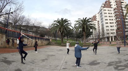 Unas mujeres realizan taichi en el parque de Amezola en la capital vizcaína, el pasado febrero.