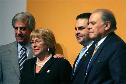 Desde la izquierda, los presidentes de Uruguay, Tabaré Vázquez; de Chile, Michelle Bachelet, y de El Salvador, Elías Antonio Saca, junto al secretario general Iberoamericano, Enrique Iglesias, al término de la cumbre de Montevideo.