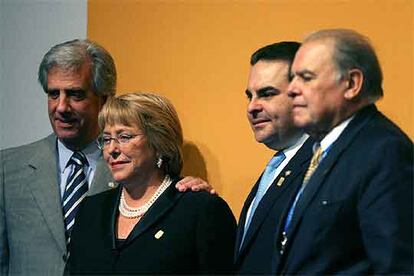 Desde la izquierda, los presidentes de Uruguay, Tabaré Vázquez; de Chile, Michelle Bachelet, y de El Salvador, Elías Antonio Saca, junto al secretario general Iberoamericano, Enrique Iglesias, al término de la cumbre de Montevideo.