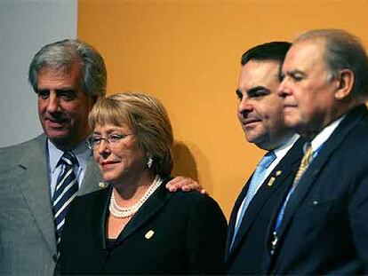Desde la izquierda, los presidentes de Uruguay, Tabaré Vázquez; de Chile, Michelle Bachelet, y de El Salvador, Elías Antonio Saca, junto al secretario general Iberoamericano, Enrique Iglesias, al término de la cumbre de Montevideo.