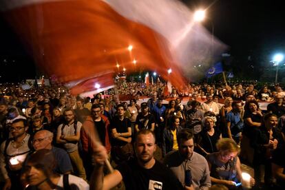 "Cadena de la luz" en Varsovia, organizada por la oposición, contra los cambios en la ley judicial y la Suprema Corte. EFE/BARTLOMIEJ ZBOROWSKI