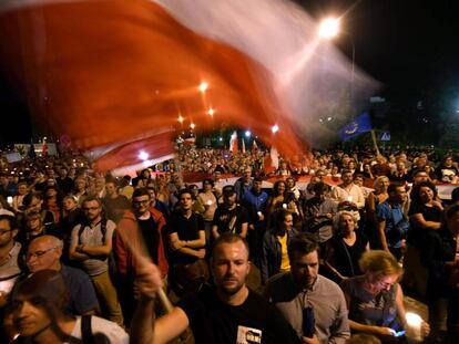 "Cadena de la luz" en Varsovia, organizada por la oposición, contra los cambios en la ley judicial y la Suprema Corte. EFE/BARTLOMIEJ ZBOROWSKI