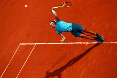 Nadal sirve durante el partido contra Del Potro en París.