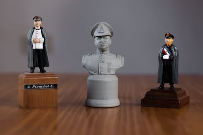Las figuras de plomo con la imagen de Augusto Pinochet.