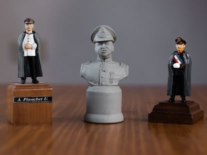 Las figuras de plomo con la imagen de Augusto Pinochet.