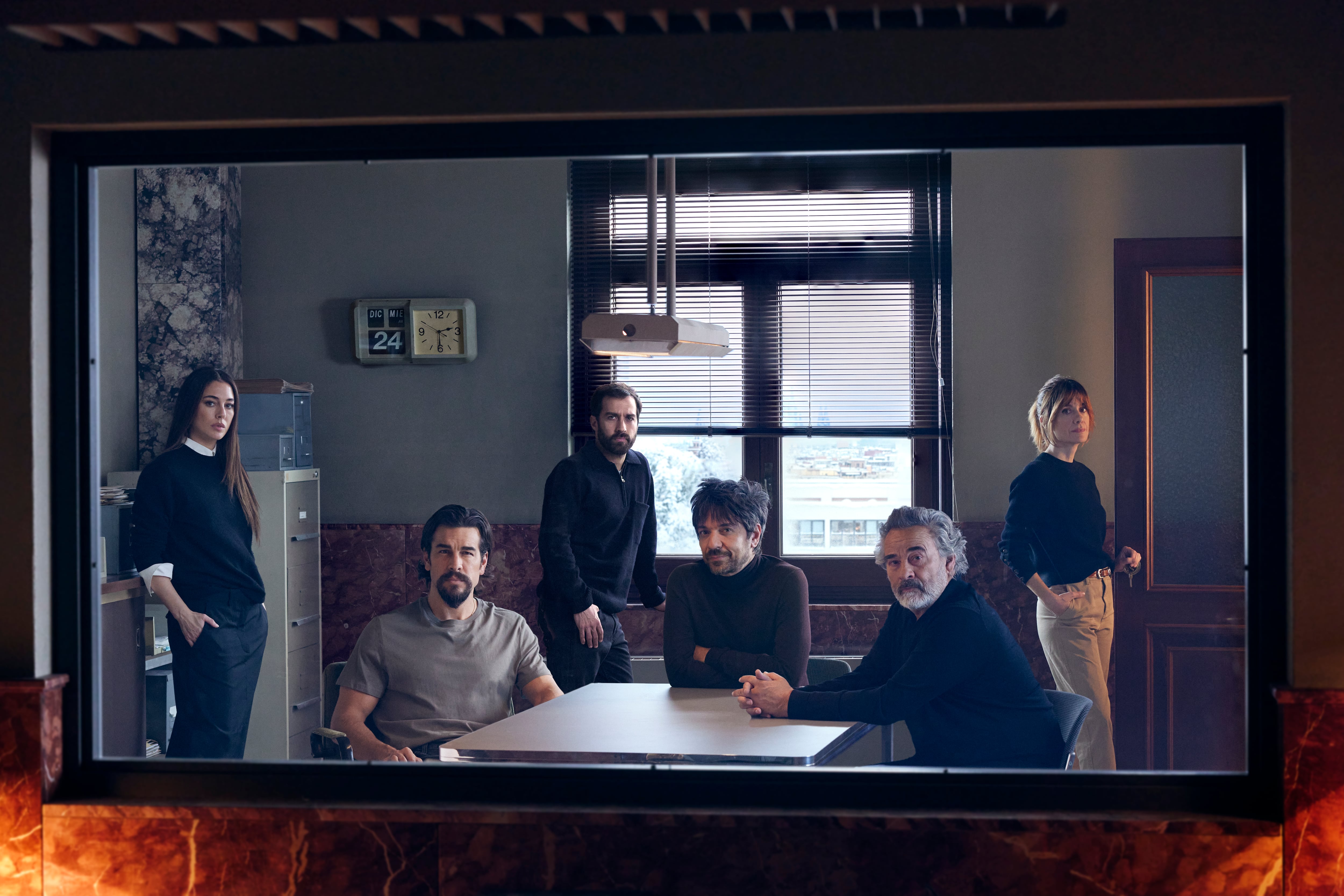 Los protagonistas y el director de la película 'En nombre de otro'.