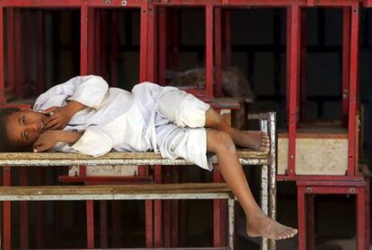 Un ni&ntilde;o desplazado por el conflicto en Yemen descansa en las escaleras de una escuela ayer en Sanaa.