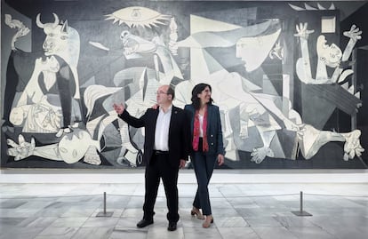 Los ministros de cultura español y francesa, Miquel Iceta y Rima Abdul Malak, en la presentación en septiembre de 2022 de las actividades del Año Picasso, en el Museo Reina Sofía de Madrid. 