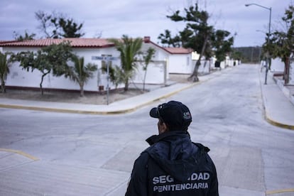 Un agente de la guardia penitenciaria observa el penal de Morelos (Islas Marías) vacío.