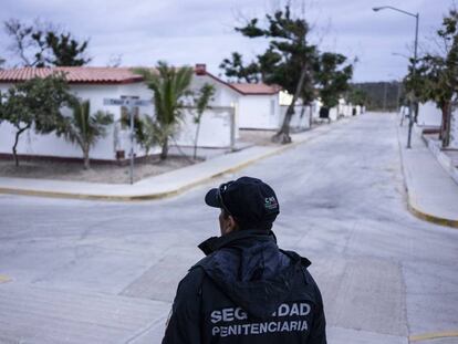 Un agente de la guardia penitenciaria observa el penal de Morelos (Islas Marías) vacío.