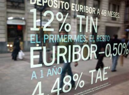 Publicidad de un producto bancario en una sucursal de Bilbao.