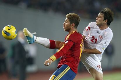 Sergio Ramos, con el jugador de georgia Nika Dzalamidze.