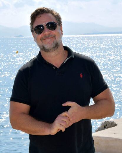 El actor Russel Crowe está acostumbrado a jugar con su peso en función de los papeles que le toca interpretar. Y él ha sido una de las últimas celebridades en ver cómo las redes sociales comentaban sin escrúpulos su reciente aumento de kilos después de que se publicaran unas imágenes del intérprete practicando deporte en un parque de Sídney. Ante las críticas, y después de ser alertado por uno de sus seguidores, el actor respondió en su cuenta de Twitter con un simple mensaje. “Yo puedo levantar a Howard con las piernas, él no puede decir lo mismo”. El actor se refería con su tuit al periodista Howard Stern, quien se había mofado de su peso a la par que decía que él trataba duro para “mantenerse delgado y en forma”.