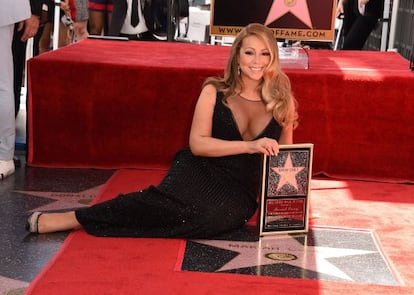 Mariah Carey, na Calçada da Fama de Hollywood, com sua estrela. Quando está no palco, exige que nenhuma mulher esteja ao lado dela. Deve saber por quê...