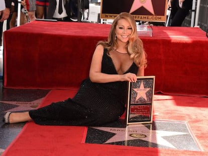 Mariah Carey, en el paseo de la fama de Hollywood con su estrella. Cuando está en el escenario exige que no haya ninguna otra mujer por ahí. Ella sabrá por qué...