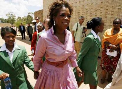 Oprah Winfrey, en una de las escuelas que promueve en Suráfrica.
efe