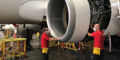Técnicos de mantenimiento de Iberia durante la revisión de un avión.