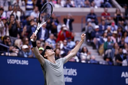 Sinner celebra el triunfo sobre Fritz en la pista Arthur Ashe de Nueva York.