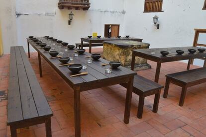 'La última cena', de Terry Berkowitz. Instalación de la artista estadounidense en uno de los patios del Museo de lnquisición de Cartagena.