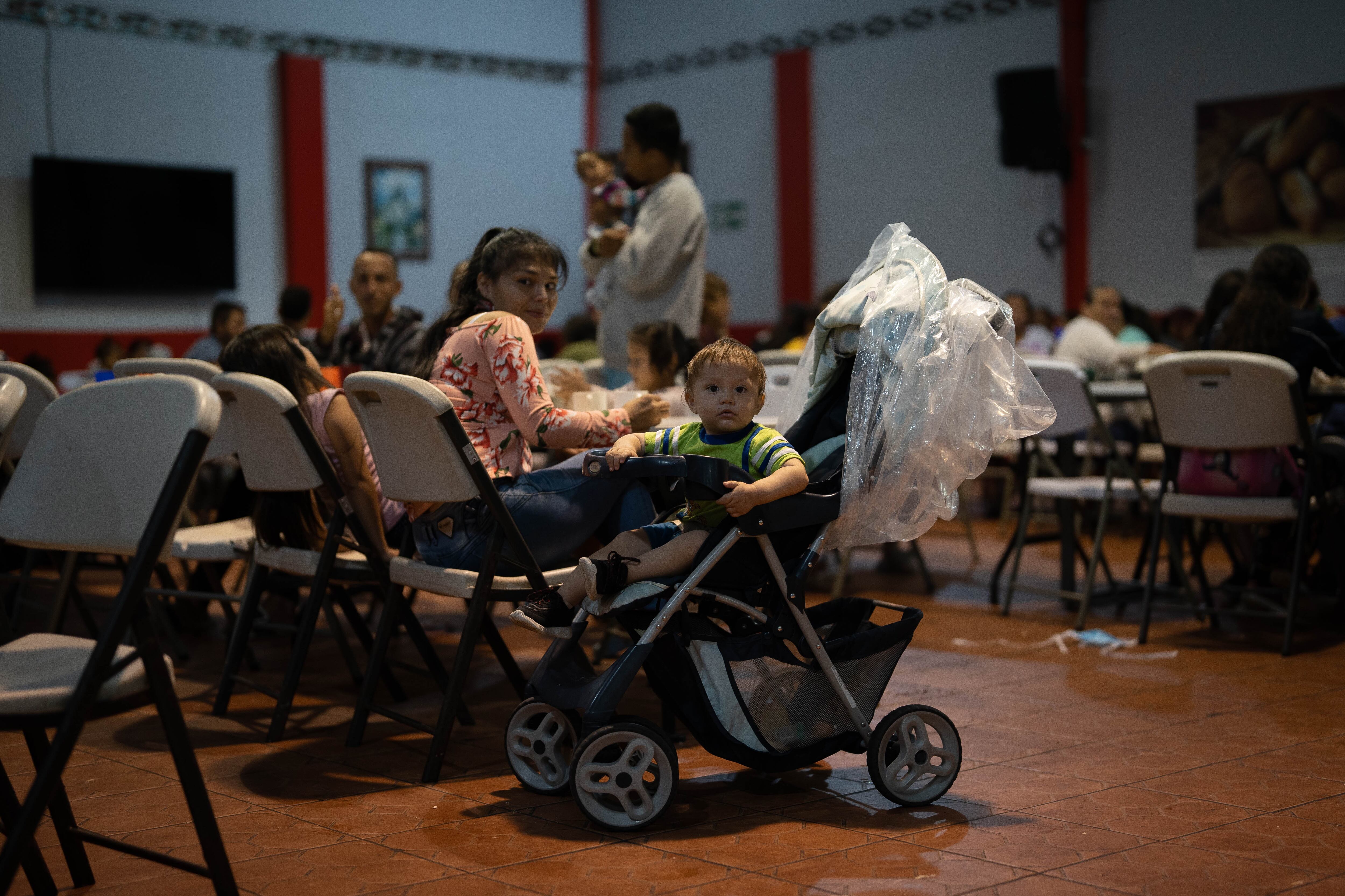 Una madre venezolana junto a su hijo en el comedor de un albergue en San José.