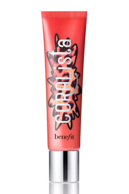 Gloss labial Coralista de Benefit en tono anaranjado ligero. Cuesta 17,90 euros.