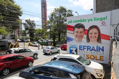 Vista hoy del comando de campaña del candidato presidencial Efraín Alegre, en Asunción, el 28 de noviembre de 2022.