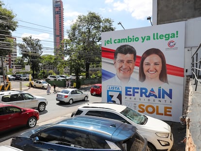 Vista hoy del comando de campaña del candidato presidencial Efraín Alegre, en Asunción, el 28 de noviembre de 2022.