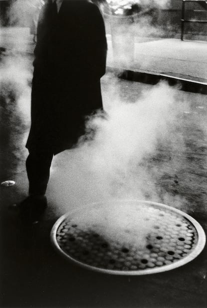 'Tapa de alcantarilla', Times Square, Nueva York (1954).