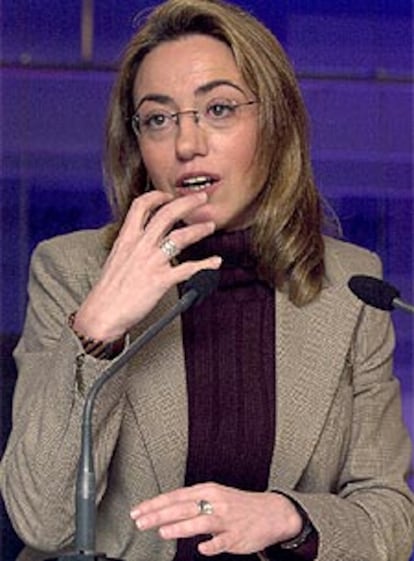 Carmé Chacón presenta a la prensa la carta de Zapatero a Aznar sobre el 'plan Ibarretxe'