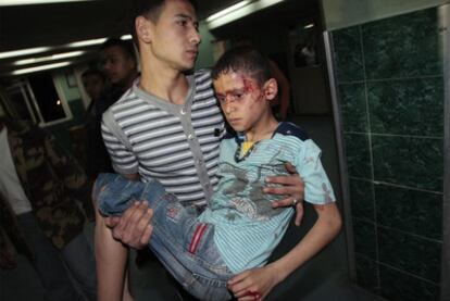 Un joven conduce al hospital Al-Shifa a uno de los niños heridos por los ataques sobre Gaza.