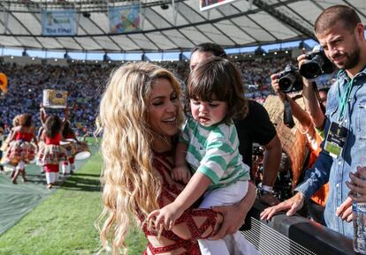 El 13 de julio de 2014, Shakira interpretó "La La La" con el músico brasileño Carlinhos Brown en la ceremonia de clausura de la Copa Mundial de la FIFA 2014 en el Estadio Maracaná. Esta actuación se convirtió en su tercera aparición consecutiva en un Mundia. En la imagen, la colombiana junto a Milan y Gerard Piqué.