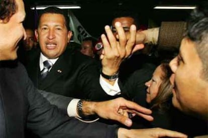 Hugo Chávez es aclamado por un grupo de simpatizantes durante su visita a la estación de Atocha.