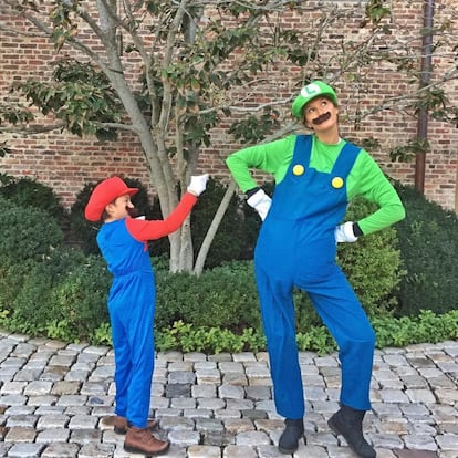 "Cuando tu hijo quiere ser Mario pero nadie quiere ser Luigi, esto es lo que hacer". Con este mensaje Gisele Bündchen explicaba en Instagram la razón de su disfraz de este año, Luigi Bros.
