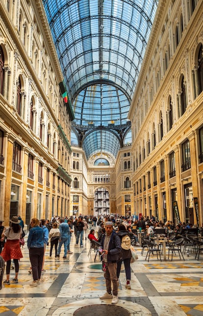 El interior de la Galería Umberto I, construida a finales del siglo XIX.