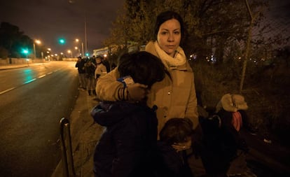 Anielka Bustamante, inmigrante nicaragüense, y sus dos hijos de 8 y 3 años pasaron la madrugada del miércoles haciendo cola junto a la comisaría de Policía Nacional de Aluche hace un año.