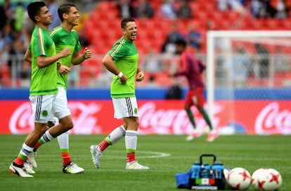 Moreno y Chicharito durante un entrenamiento con M&eacute;xico. 