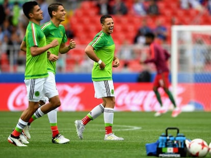 Moreno y Chicharito durante un entrenamiento con M&eacute;xico. 