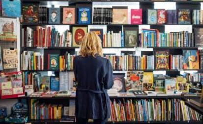 Una mujer en una librería.